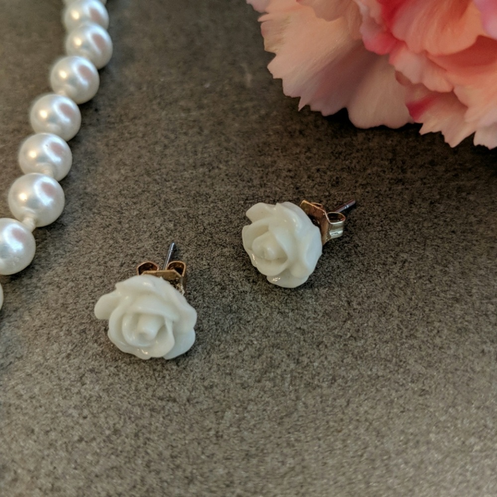 🌹NWOT Off-White Rose Flower Stud Earrings